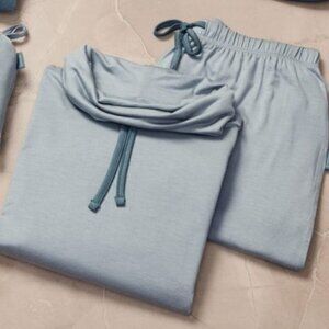 NWT - EMIRATES AIRLINES BUSINESS CLASS PAJAMAS L/XL 2025 NEVER OPENED